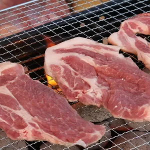 كيف أعرف أن اللحم طازج؟ دليلك لاختيار اللحوم من موقعنا بثقة